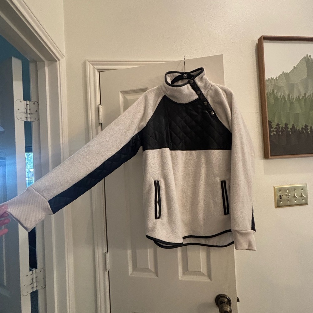 Abercrombie & Fitch Black and Cream Quilted Jacket - Picture 2 of 5